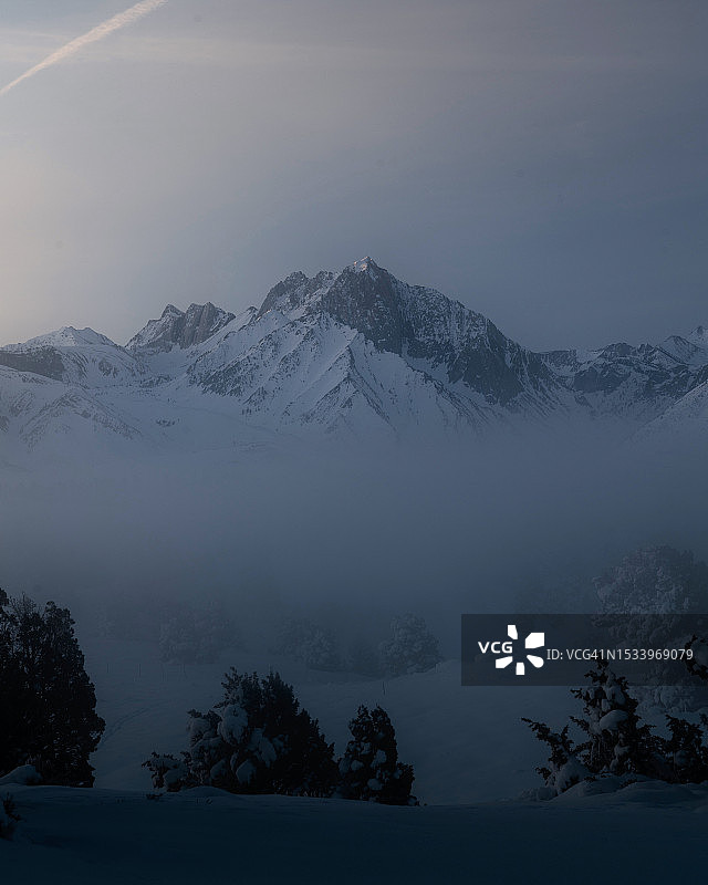 美国加利福尼亚州莫诺县冬季雪山风光图片素材