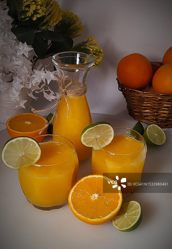 桌子上摆放的橙子特写，卡塔尔瓦克拉市图片素材