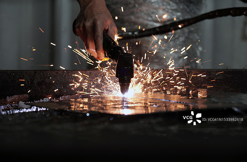 男子焊接金属的裁剪图图片素材