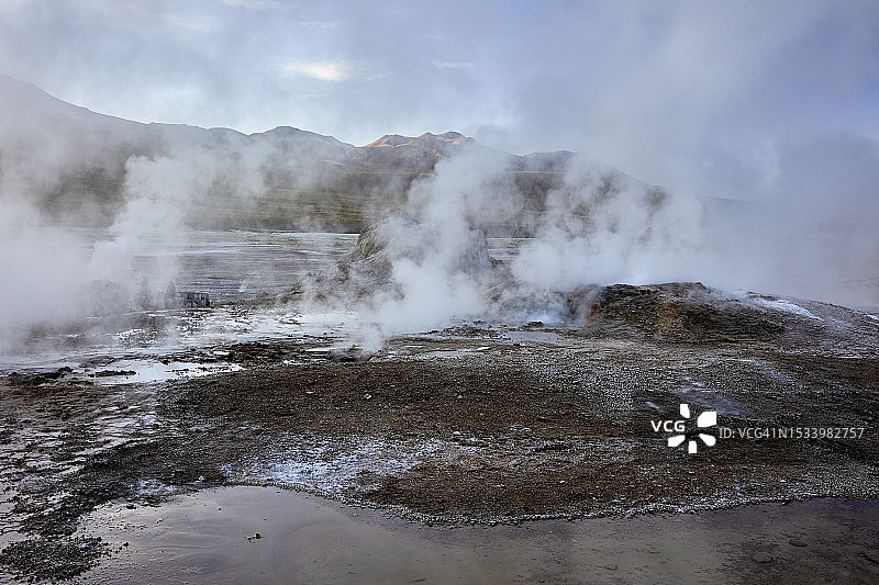 多云天空下的温泉美景图片素材
