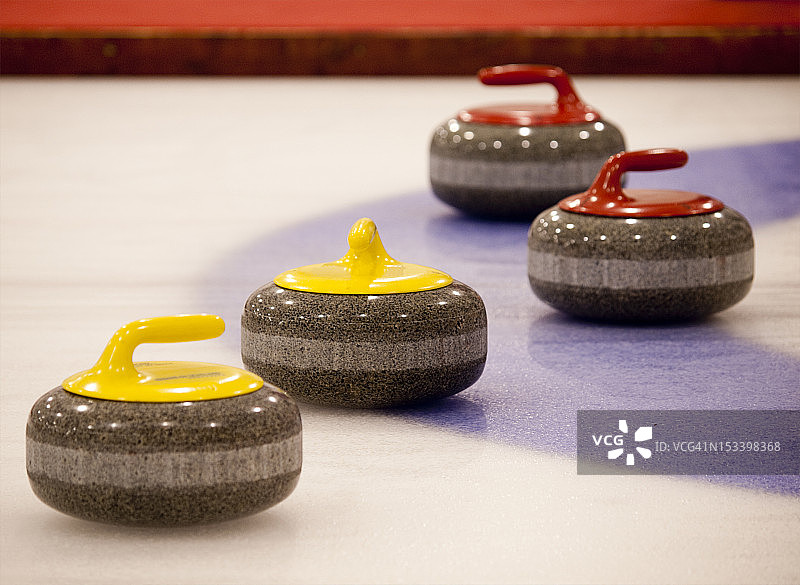 房屋边缘的四个彩色冰壶石图片素材