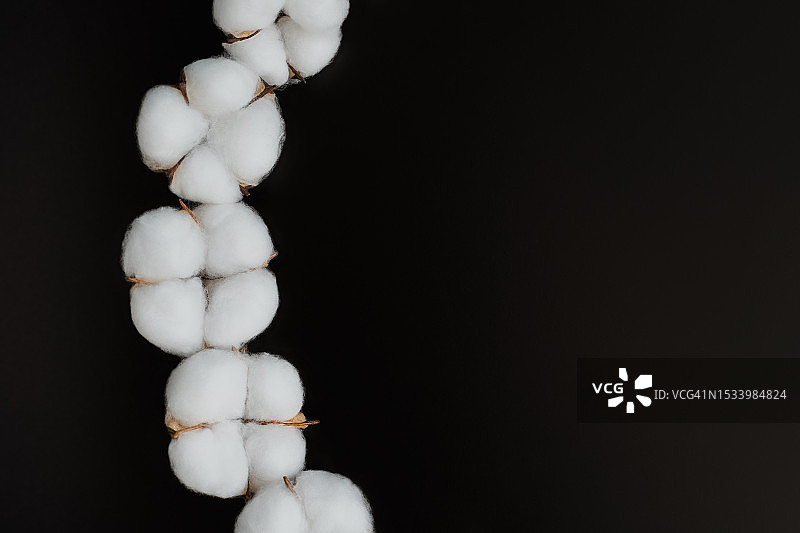 黑色背景上的棉签特写图片素材
