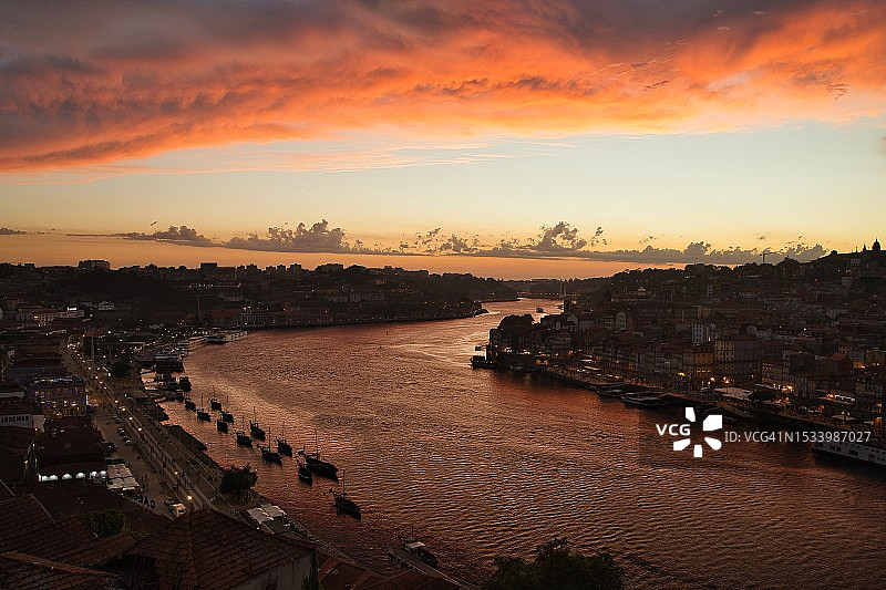 日落时分，建筑旁的河流高角度景观图片素材