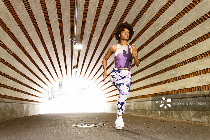 在纽约中央公园晨跑的黑人女性图片素材