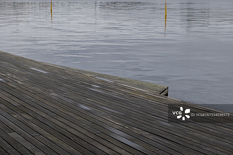 海边的湿润粗糙木制码头图片素材