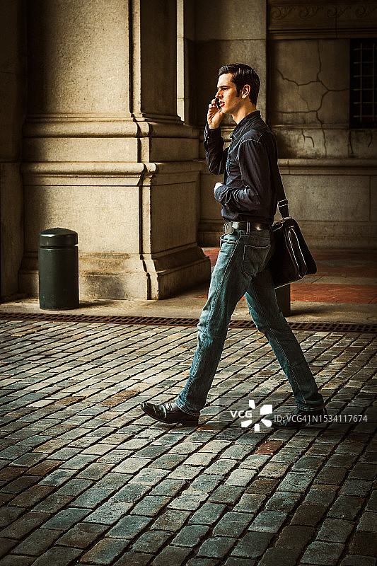 男子走在纽约市的人行道上图片素材