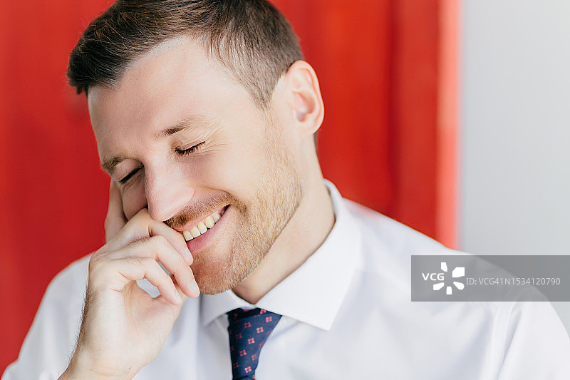 靠墙闭目的商务男士特写图片素材