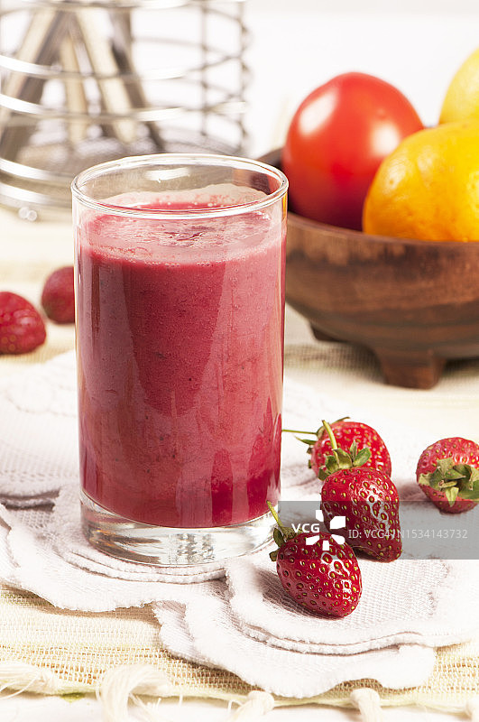 桌子上玻璃杯中的冰沙特写图片素材