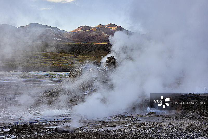 多云天空下的温泉美景图片素材