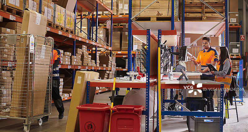 仓库经理与调度员聊天图片素材