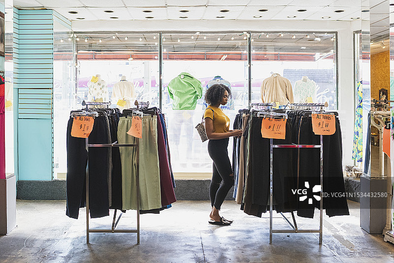 年轻女人在古董店购物图片素材