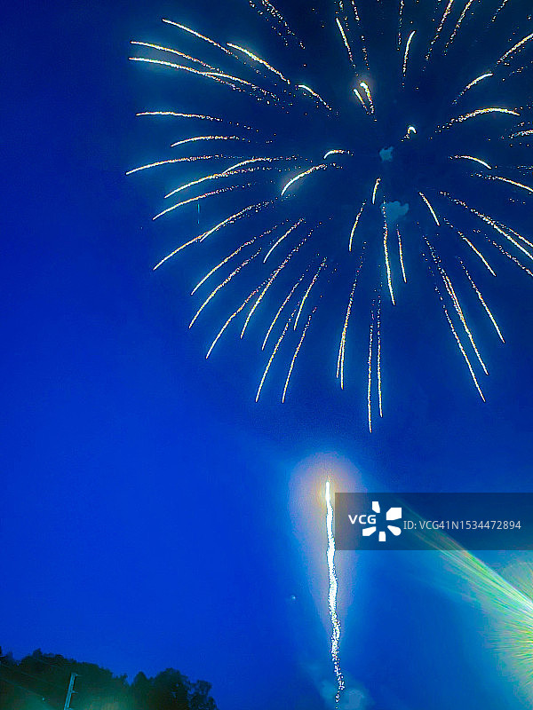 纽约自由女神像的烟花和镜头光晕图片素材