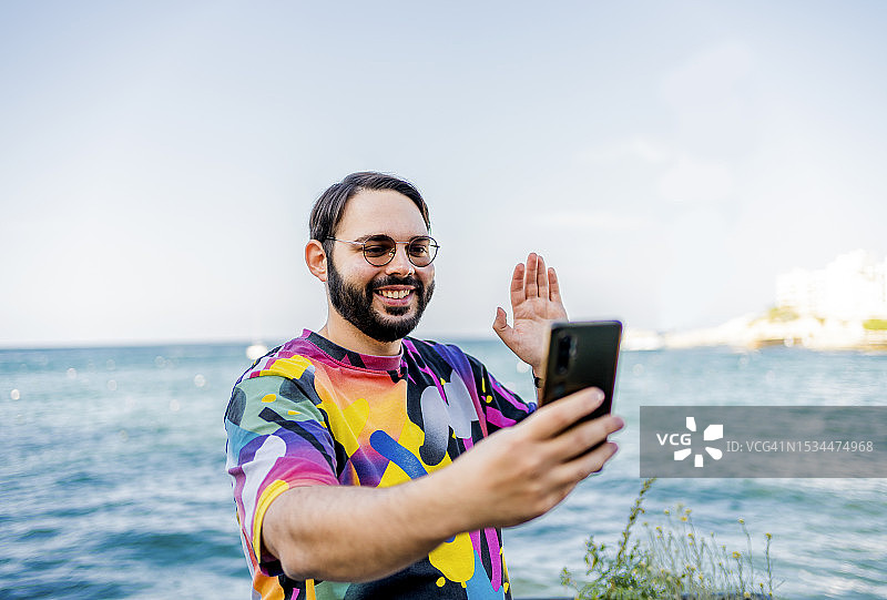 开心年轻男人进行视频通话图片素材