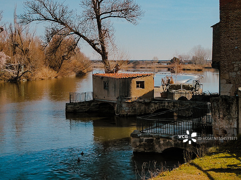 西班牙萨莫拉杜罗河上的水磨坊图片素材