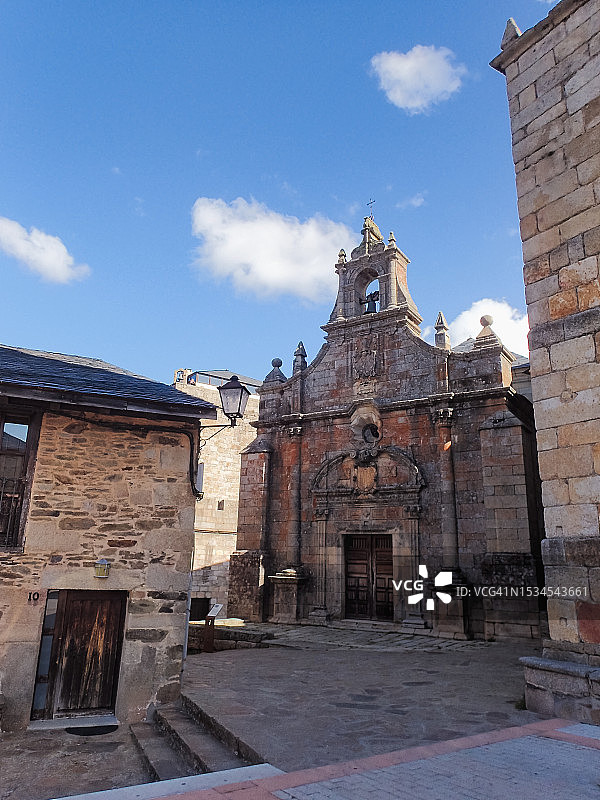 西班牙萨莫拉省，圣萨纳夫里亚镇的圣卡耶塔诺隐修院教堂图片素材