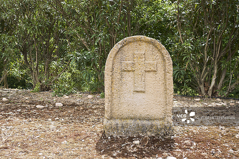 森林中间带泥土十字架的墓碑特写，正面视角图片素材