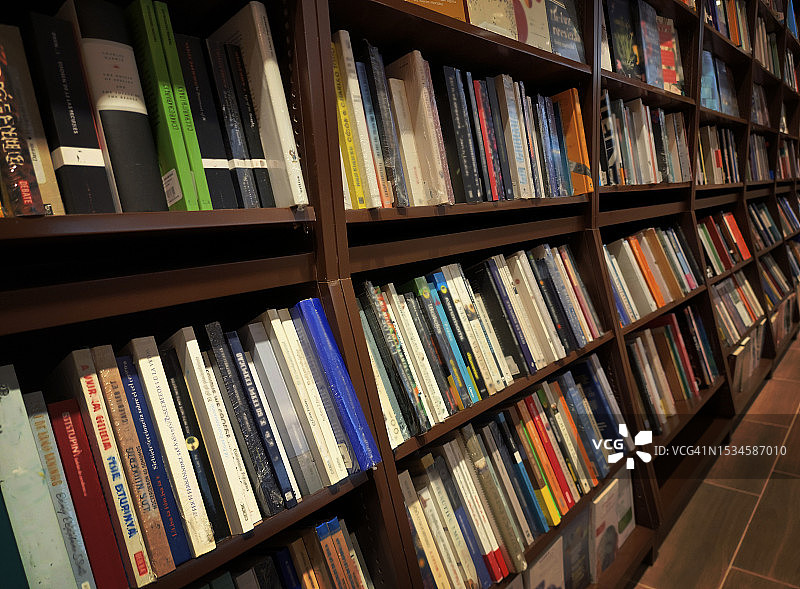 书架上摆满了书图片素材