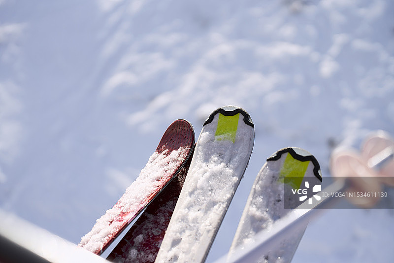 雪地里人们脚上的滑雪鞋或滑雪板特写（正面视角）图片素材