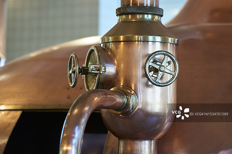 啤酒厂容器中铜球体的特写，无人物，正面视角图片素材