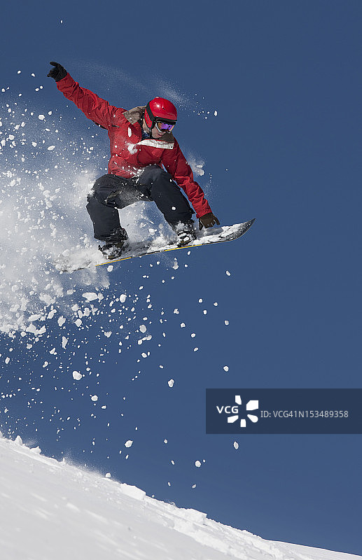 滑雪板跳跃图片素材