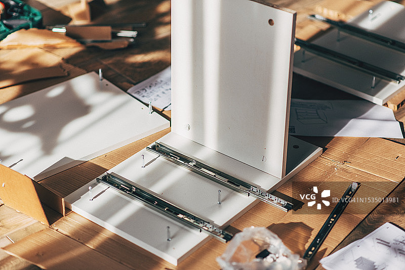 在家组装木制椅子家具图片素材