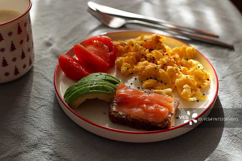 番茄炒鸡蛋，鳄梨和面包配三文鱼图片素材