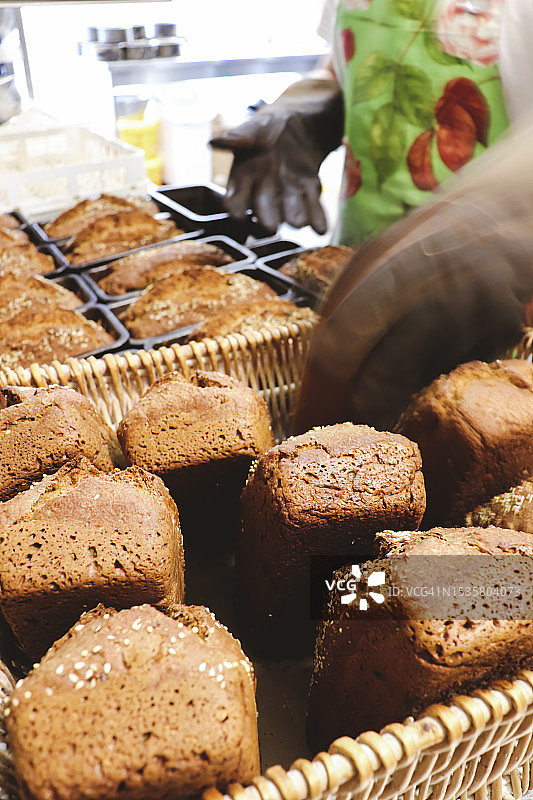 戴隔热手套的手从烤箱中取出面包图片素材