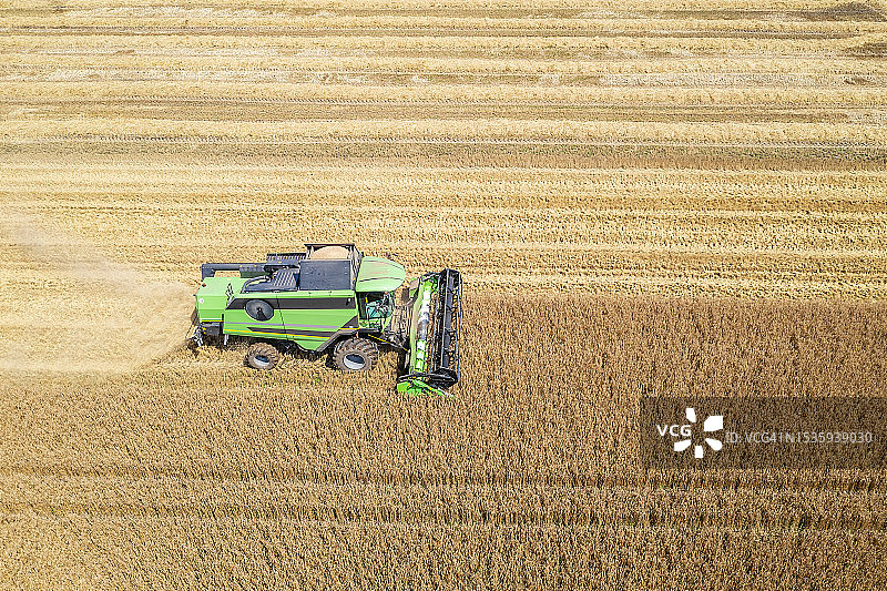 联合收割机航拍图片素材