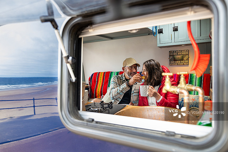 冲浪后的咖啡和羊角面包图片素材