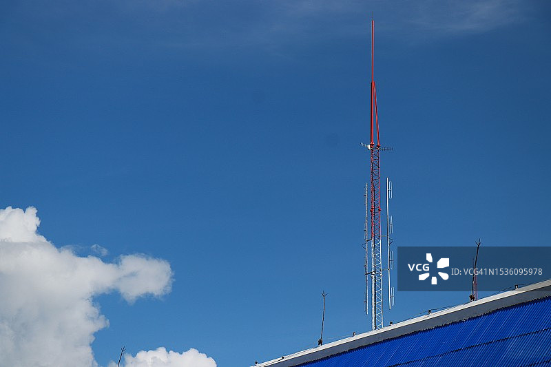 天空背景上的天线图片素材
