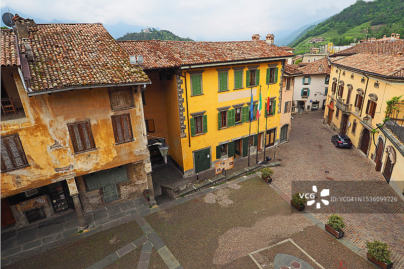 城市广场俯视图，Clusone，贝加莫。图片素材