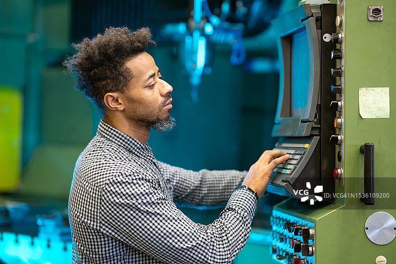 操作员，在金属加工机床工作的产业工人图片素材