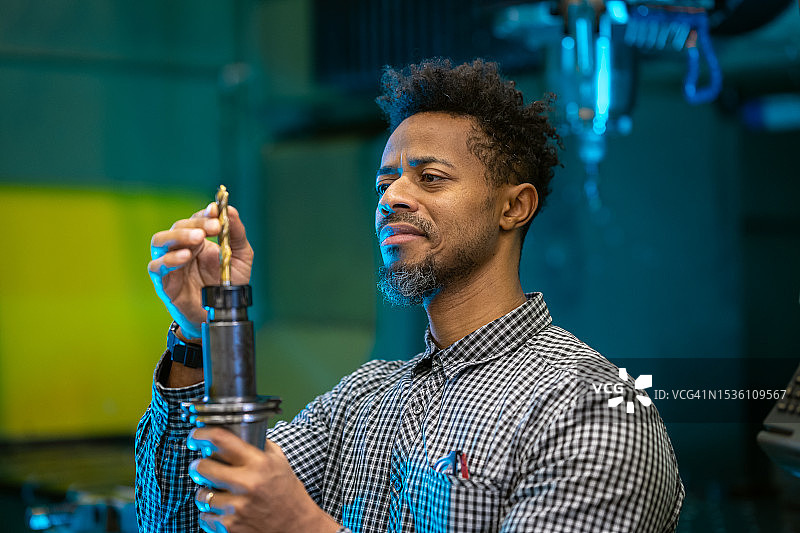 操作员，在金属加工机床工作的产业工人图片素材