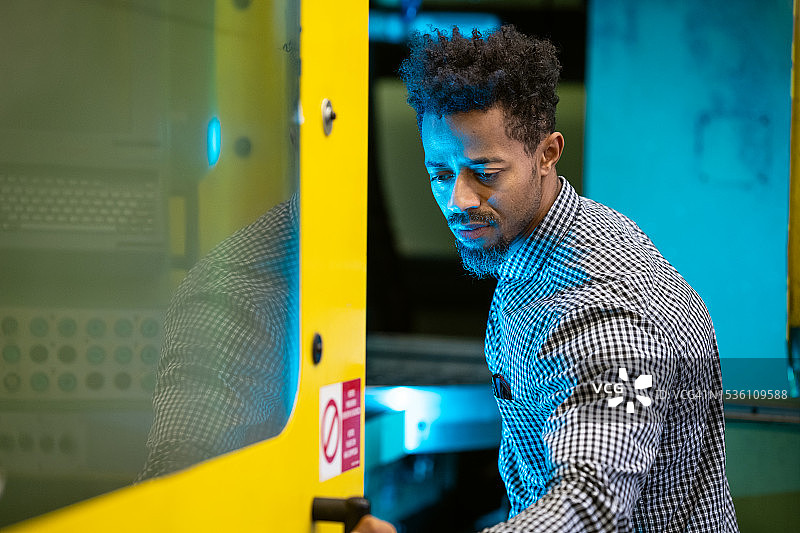 操作员，在金属加工机床工作的产业工人图片素材