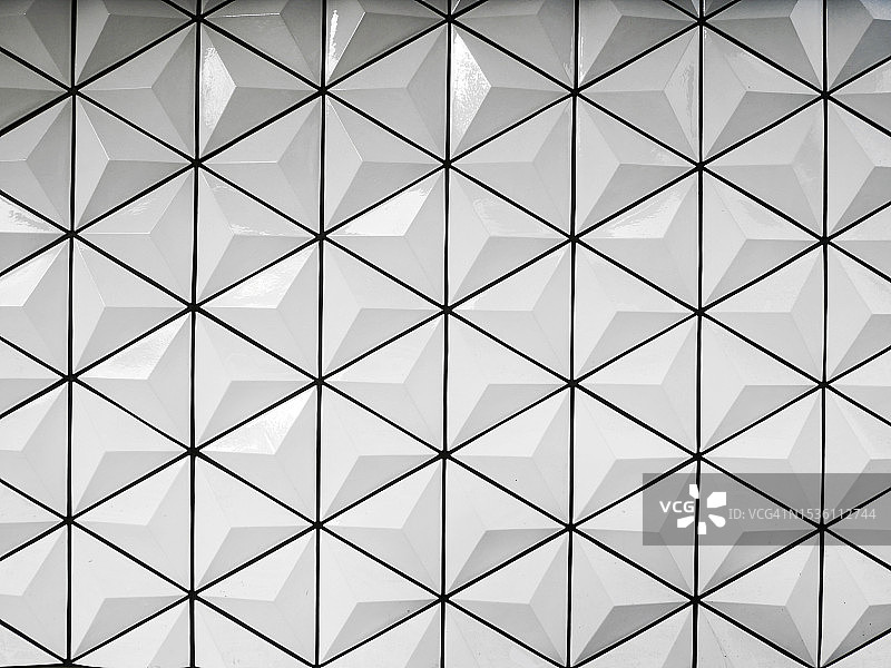伦敦墙面上的白色三角形瓷砖（黑色填缝）图片素材