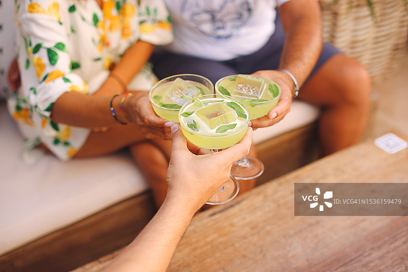手中拿着的树鸡尾酒，庆祝祝酒图片素材