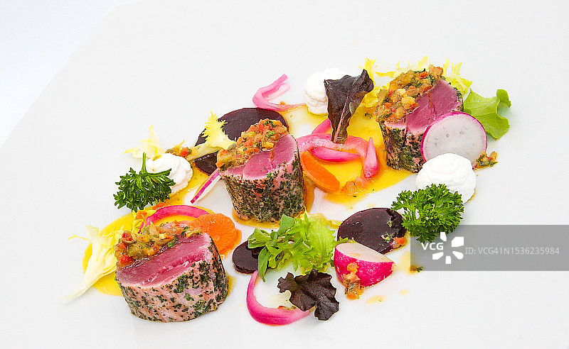 生熟金枪鱼蔬菜料理图片素材