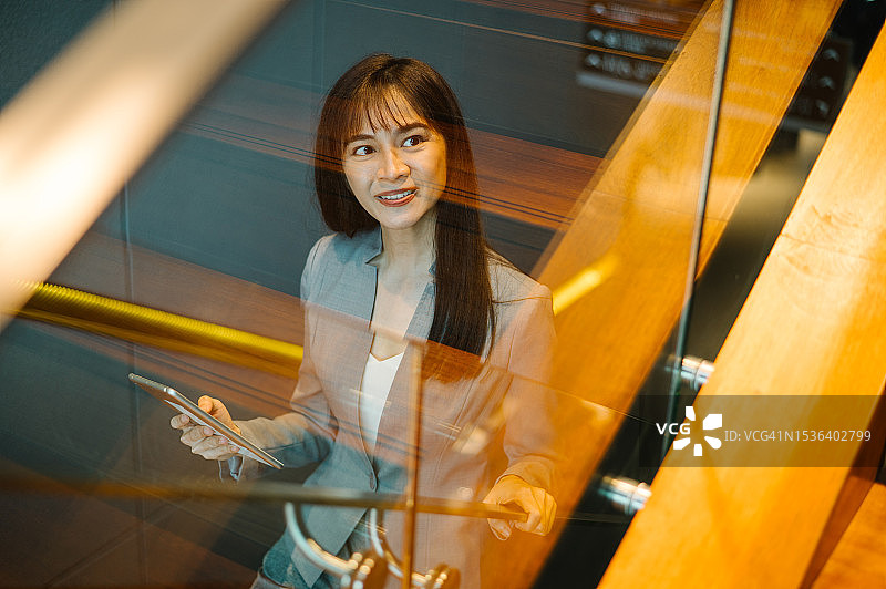 在酒店楼梯行走的漂亮女商人图片素材