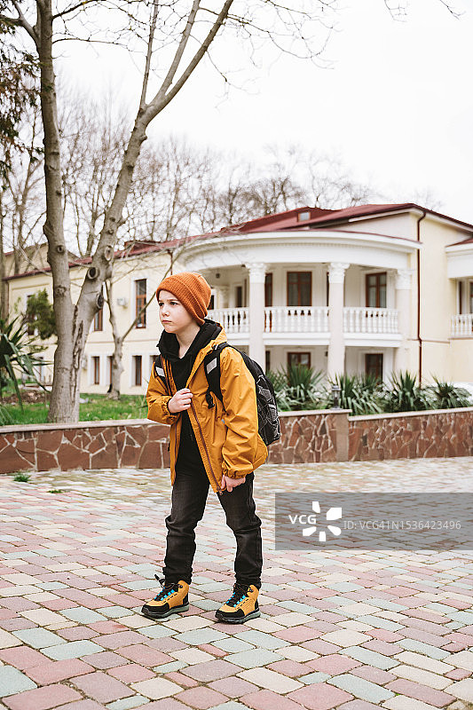 一个放学后悲伤的男孩图片素材