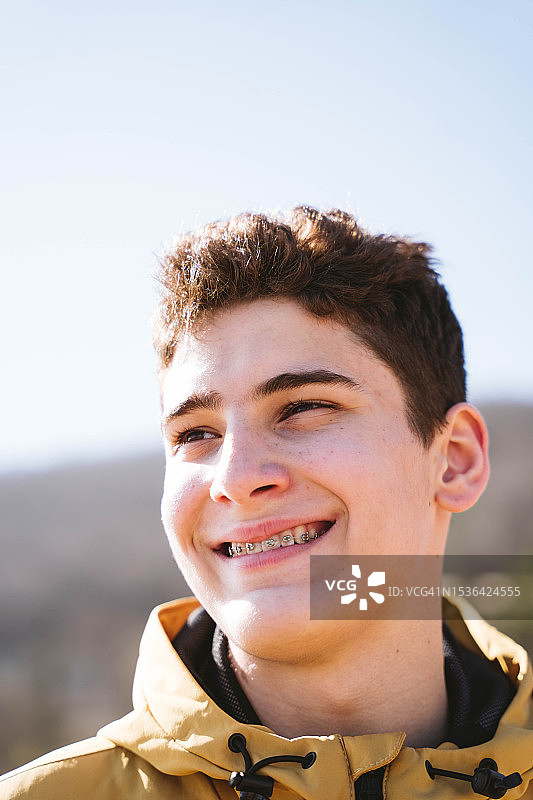 戴牙套的微笑男士肖像图片素材