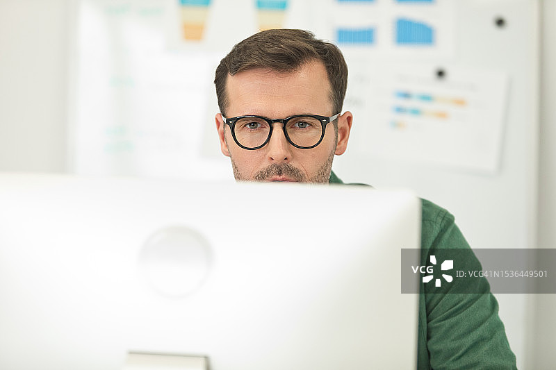 中年男人在办公室使用电脑图片素材