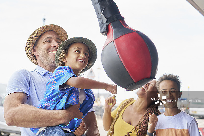 在街机厅的家庭乐趣图片素材