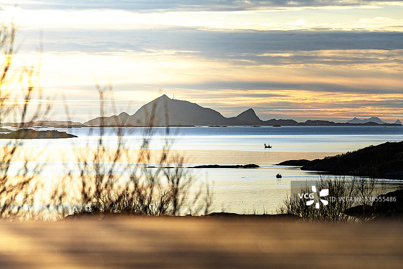 俯瞰大海的群山之上的北极日出图片素材