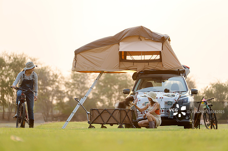 在自然公园屋顶上的旅行和汽车露营帐篷，全家假日户外活动和旅行生活方式图片素材