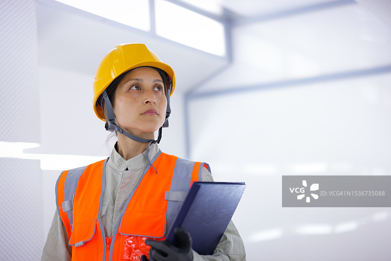 关键基础设施行业的女工图片素材