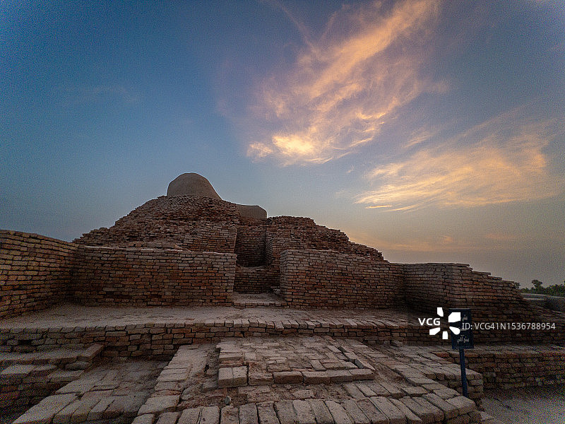 日落后的摩亨佐-达罗佛塔图片素材