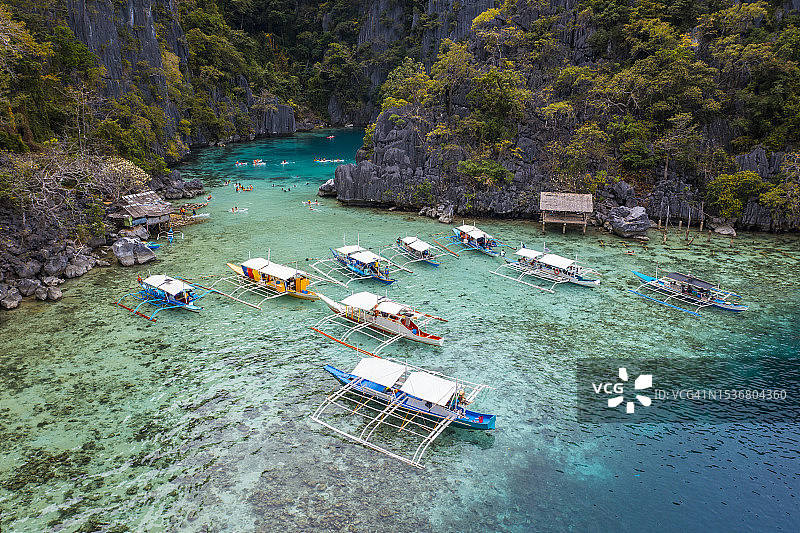 科隆，巴拉望停泊的游船图片素材