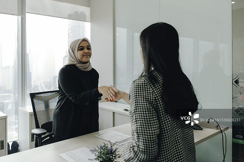 参加面试的商务女人图片素材