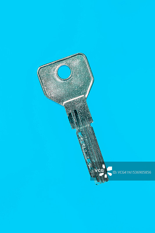 蓝色背景上的钥匙图片素材