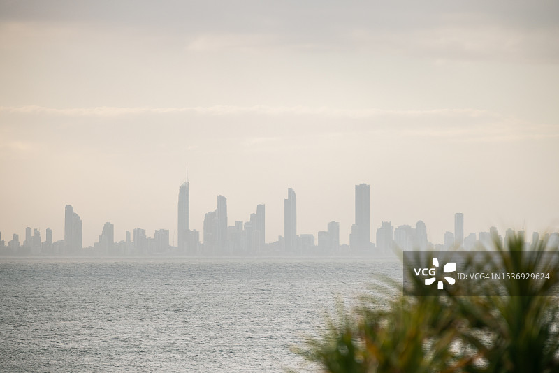 澳大利亚昆士兰州黄金海岸珊瑚海上空的摩天大楼图片素材